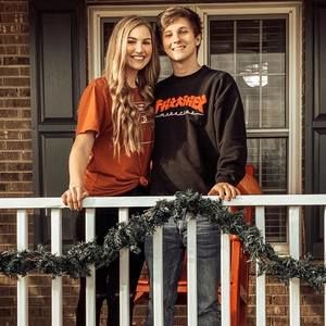 Meet your Posher, Dakota